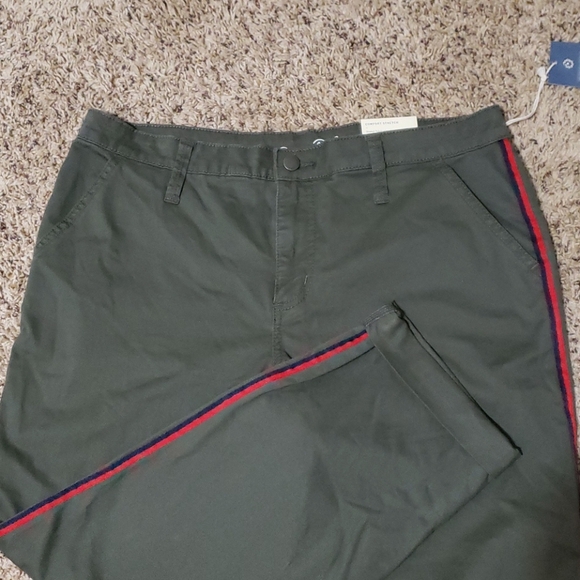 Universal Thread Olive Crops with Side Stripe - Picture 4 of 6